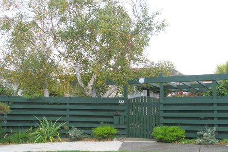 Photo of property in 122 Taylor Terrace, Tawa, Wellington, 5028