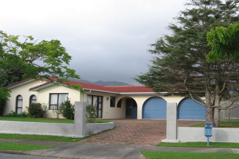 Photo of property in 18 Rosebank Grove, Waikanae, 5036