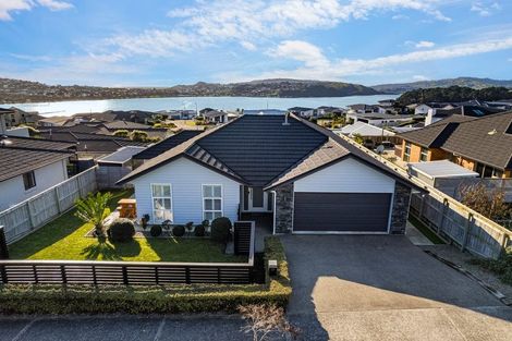Photo of property in 86 Queen Charlotte Drive, Aotea, Porirua, 5024