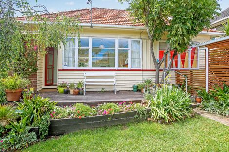 Photo of property in 80 Kiwitea Street, Sandringham, Auckland, 1041