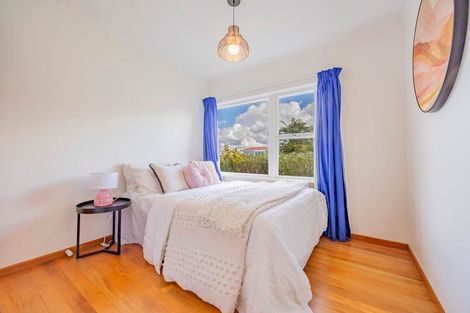 Photo of property in 12 Barker Rise, Northcross, Auckland, 0632