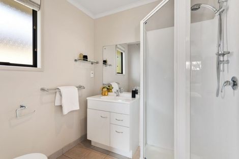 Photo of property in 17 Admirals Court Drive, Greenhithe, Auckland, 0632