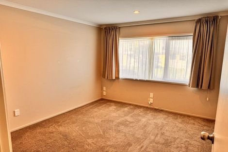 Photo of property in 2 Spring Valley Place, Oteha, Auckland, 0632