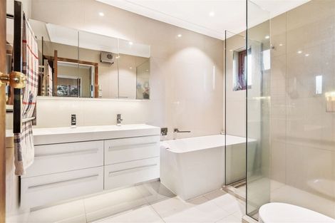 Photo of property in 60 Royal View Road, Te Atatu South, Auckland, 0610