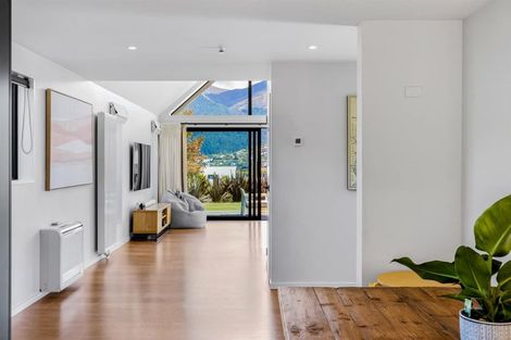 Photo of property in 8 Redwood Court, Kelvin Heights, Queenstown, 9300