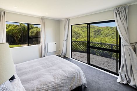 Photo of property in 16b Fernhaven Grove, Newlands, Wellington, 6037