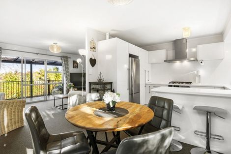 Photo of property in 1/6 Phillipa Place, Browns Bay, Auckland, 0630