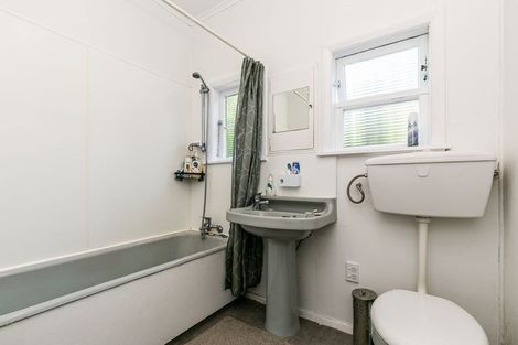 Photo of property in 33 Ranui Terrace, Tawa, Wellington, 5028