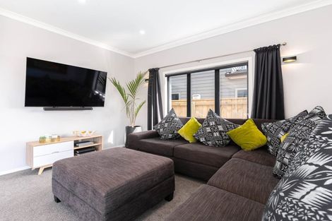 Photo of property in 28 Queen Charlotte Drive, Aotea, Porirua, 5024