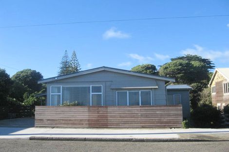 Photo of property in 102 The Parade, Paekakariki, 5034