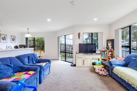 Photo of property in 2/20 Barbados Drive, Unsworth Heights, Auckland, 0632