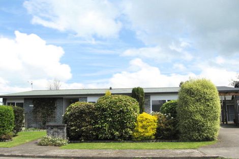 Photo of property in 2 Naera Place, Kawaha Point, Rotorua, 3010