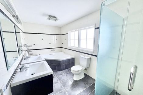 Photo of property in 2 King Richard Place, Browns Bay, Auckland, 0630