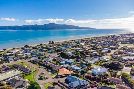 Photo of property in 18 Rua Road, Paraparaumu Beach, Paraparaumu, 5032