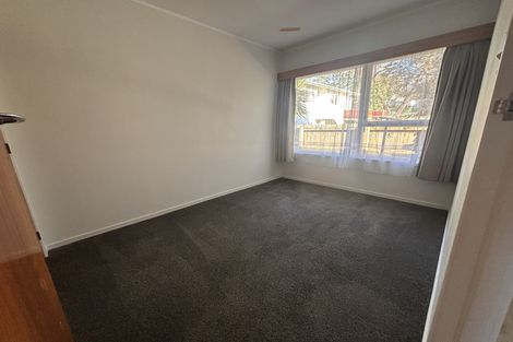 Photo of property in 3/2 Longbill Place, Glendene, Auckland, 0602