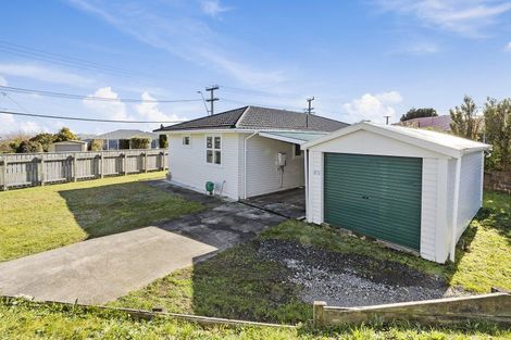 Photo of property in 2 Kenmore Street, Newlands, Wellington, 6037