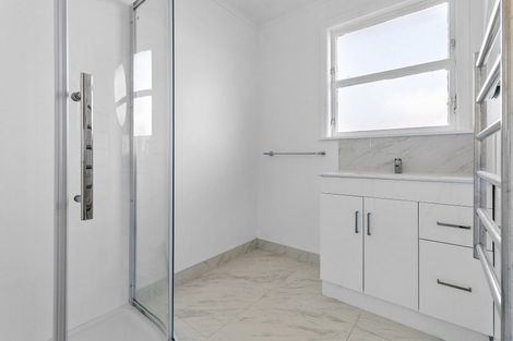 Photo of property in 3a Kinapori Terrace, Newlands, Wellington, 6037