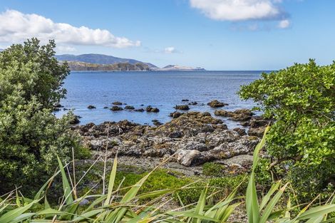 Photo of property in 130 Breaker Bay Road, Breaker Bay, Wellington, 6022