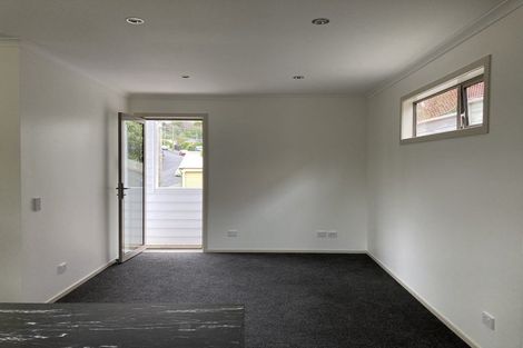 Photo of property in 4 Miles Crescent, Newlands, Wellington, 6037