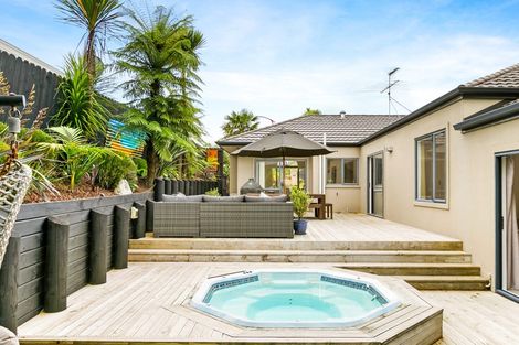 Photo of property in 13 Berkshire Terrace, Massey, Auckland, 0614