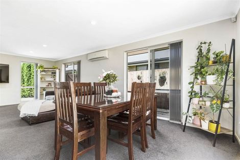 Photo of property in 64 Farnborough Drive, Grandview Heights, Hamilton, 3200