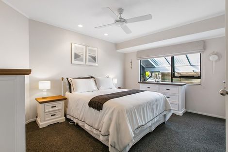 Photo of property in 4 Woodview Rise, Botany Downs, Auckland, 2010