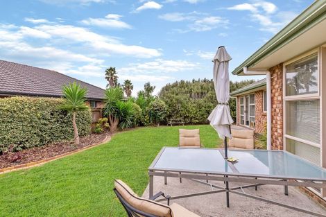 Photo of property in 15 Breaker Grove, Waiuku, 2123