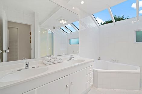 Photo of property in 17 Edgerton Road, Te Atatu Peninsula, Auckland, 0610