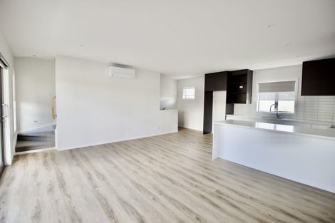 Photo of property in 2/94 Target Road, Totara Vale, Auckland, 0629