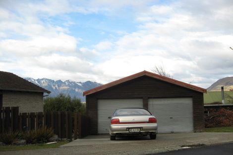 Photo of property in 11 Wynyard Crescent, Fernhill, Queenstown, 9300