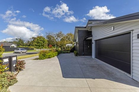 Photo of property in 18 Madden Avenue, Kumeu, 0810