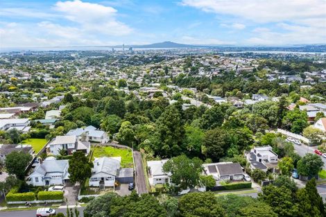 Photo of property in 151 Glenfield Road, Hillcrest, Auckland, 0626