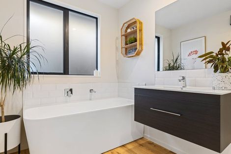 Photo of property in 89c Cascades Road, Pakuranga Heights, Auckland, 2010