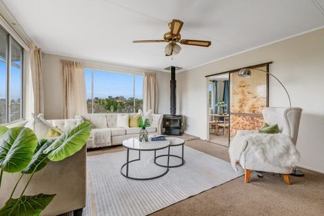 Photo of property in 12 Finn Place, Totara Vale, Auckland, 0629