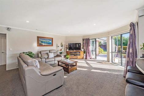 Photo of property in 18 Coolspring Way, Redwood, Christchurch, 8051