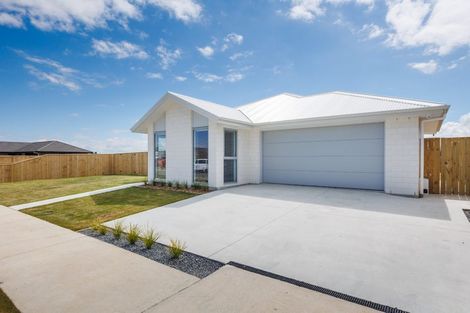 Photo of property in 68 Atlantic Drive, Fitzherbert, Palmerston North, 4410