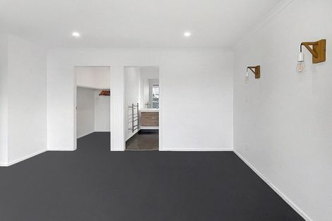 Photo of property in 111 Johnstone Drive, Fitzherbert, Palmerston North, 4410