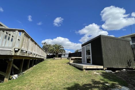 Photo of property in 28 Hueglow Rise, West Harbour, Auckland, 0618