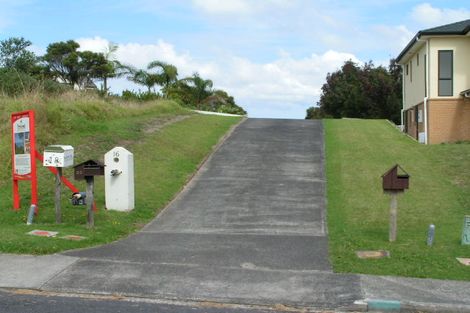 Photo of property in 16 Mayall Avenue, Beach Haven, Auckland, 0626