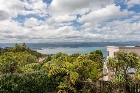 Photo of property in 42 Dress Circle, Newlands, Wellington, 6037