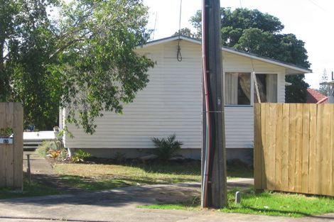 Photo of property in 17 Rickards Place, New Lynn, Auckland, 0600
