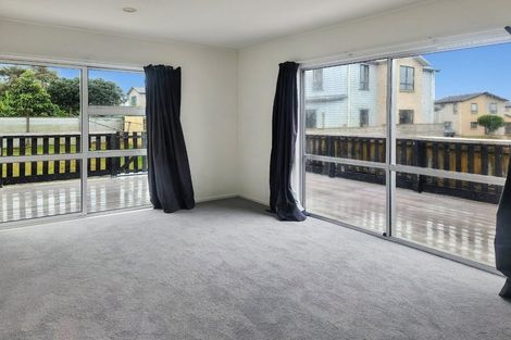 Photo of property in 32 Becker Drive, Weymouth, Auckland, 2103