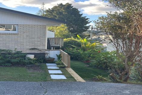 Photo of property in 2/7 Dakota Avenue, Beach Haven, Auckland, 0626