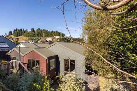 Photo of property in 8 Wye Place, Fernhill, Queenstown, 9300