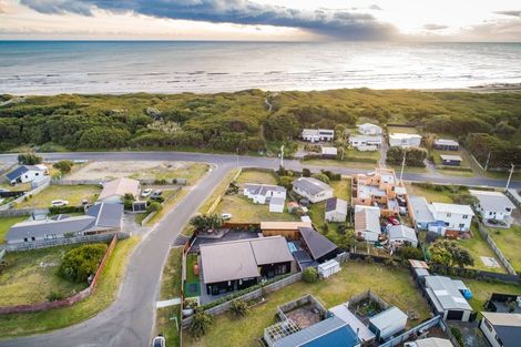 Photo of property in 5 Te Kiri Street, Himatangi Beach, Foxton, 4891