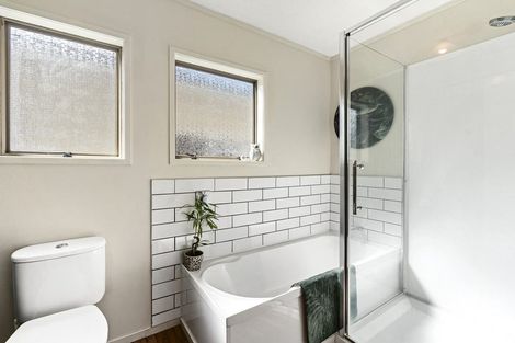 Photo of property in 100 Heta Road, Highlands Park, New Plymouth, 4312