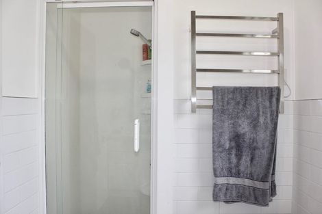 Photo of property in 58 Taipari Road, Te Atatu Peninsula, Auckland, 0610