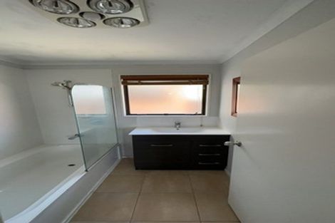 Photo of property in 150 Aviemore Drive, Highland Park, Auckland, 2010