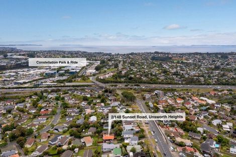 Photo of property in 2/148 Sunset Road, Unsworth Heights, Auckland, 0632