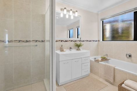 Photo of property in 100 George Deane Place, Greenhithe, Auckland, 0632